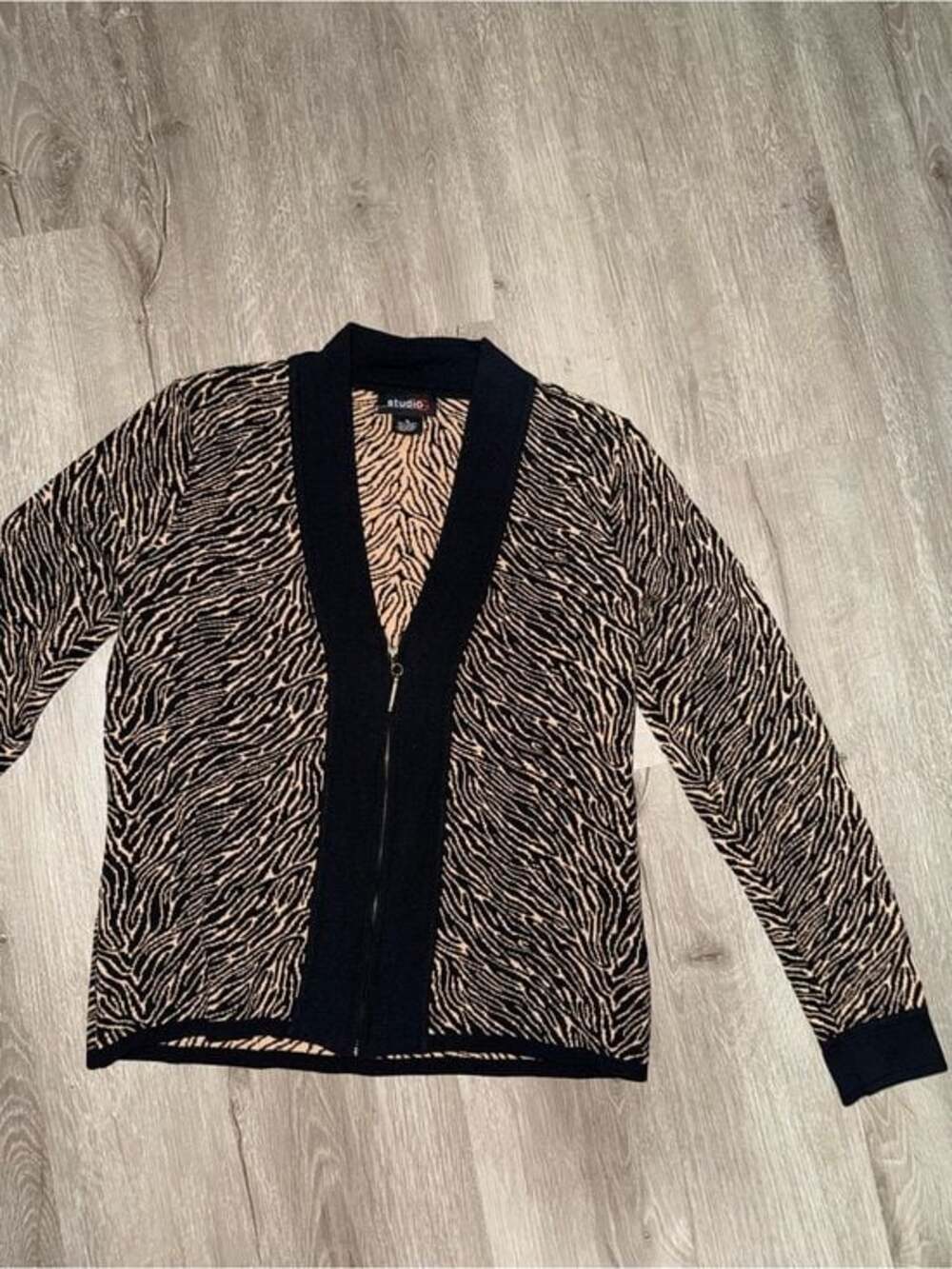 NWT Studio G women’s Tiger Print Cardigan Size M